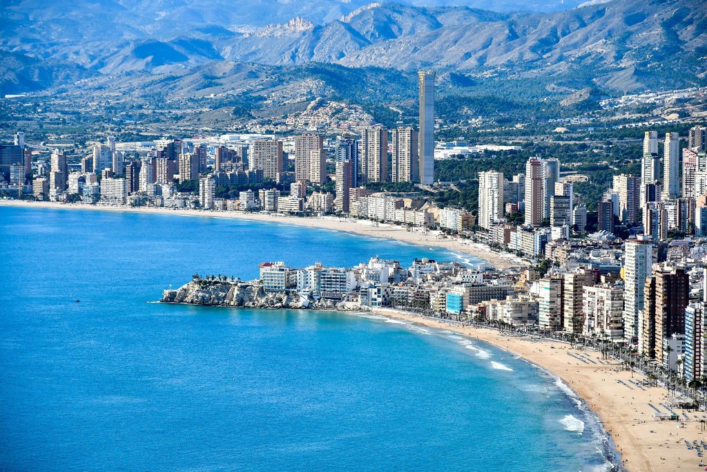 Widok na wybrzeże i plażę w Benidorm w Hiszpanii