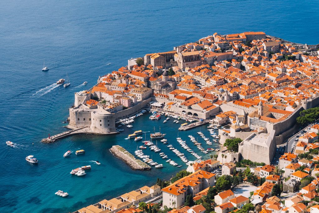 Widok na Stare Miasto w Dubrowniku i Adriatyk w Chorwacji