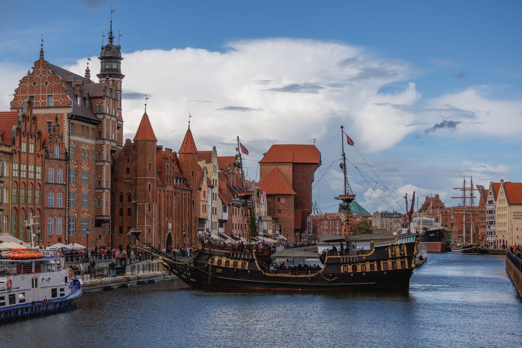 Widok na Motławę i zabytkową zabudowę Gdańska