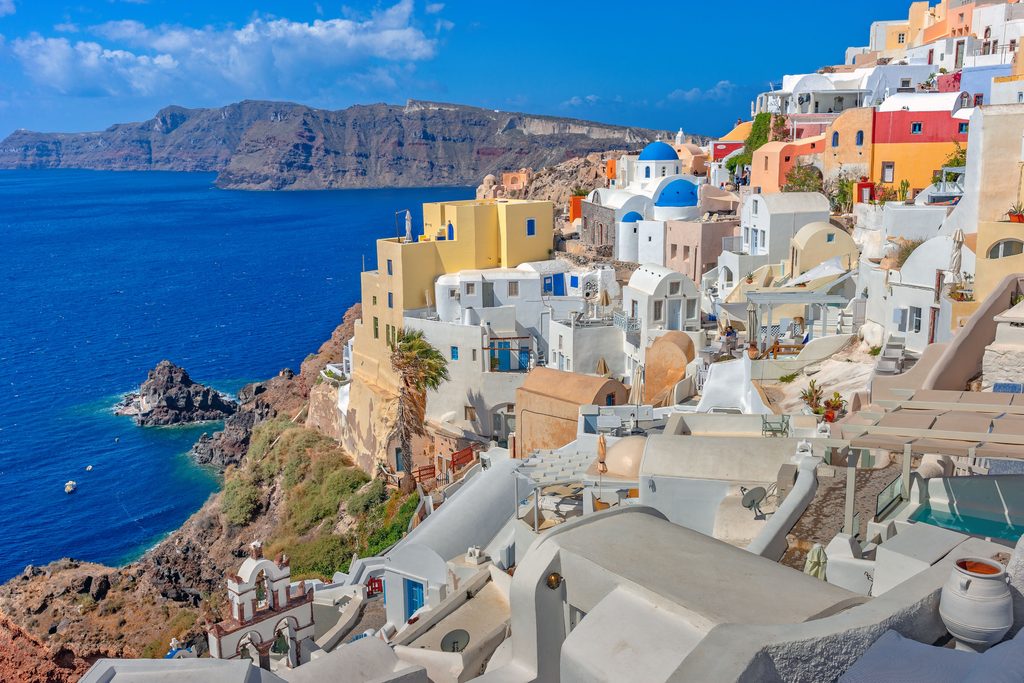 Widok na zabudowę Santorini i Morze Egejskie w Grecji
