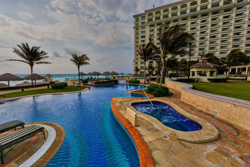 Hotel z basenem w wakacyjnym kurorcie