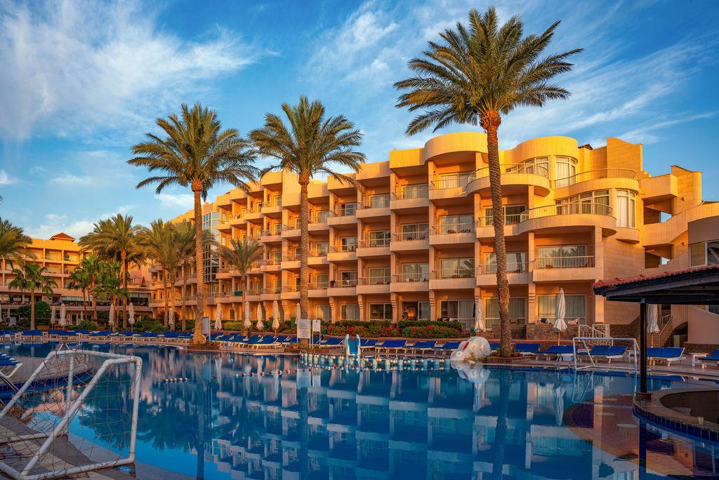 Hotel z basenem i palmami w wakacyjnym kurorcie
