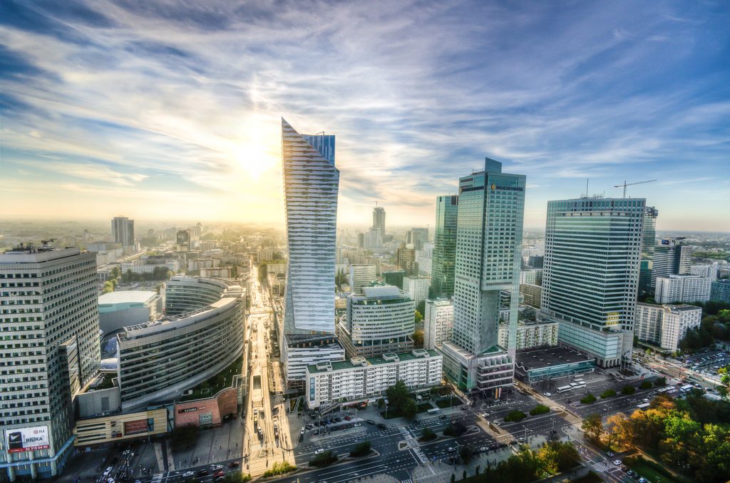 Panorama Warszawy z nowoczesnymi hotelami i wieżowcami