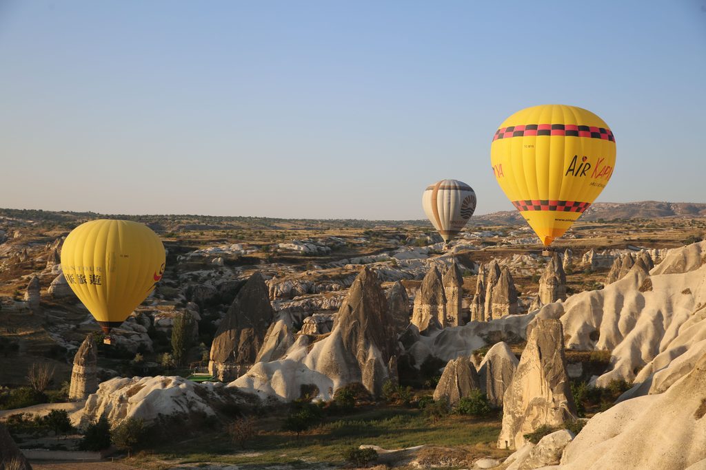 Balony nad skalnym krajobrazem Kapadocji w Turcji