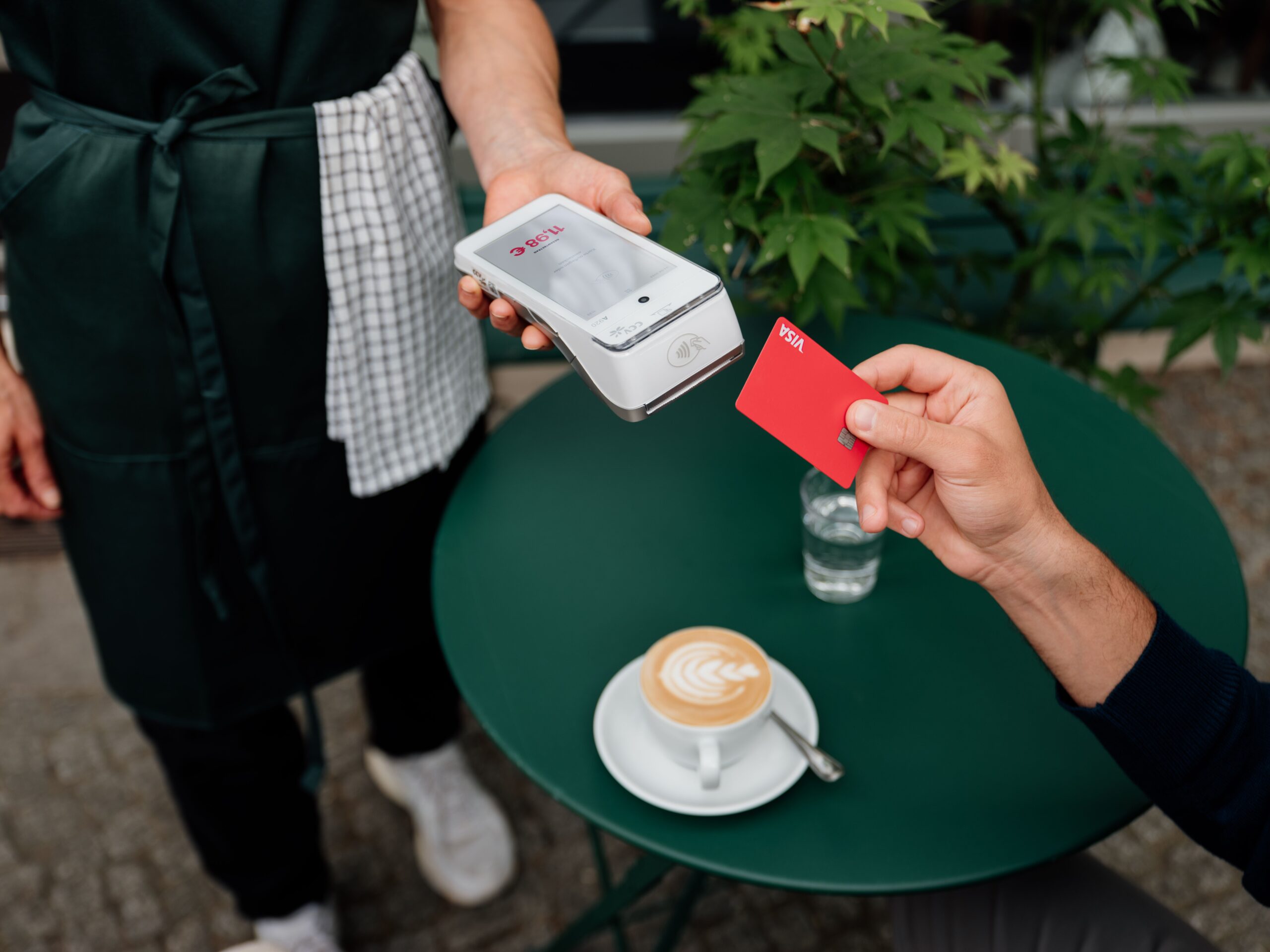 Pułapki przy płaceniu kartą za granicą. Zobacz, jak banki i bankomaty po cichu zabierają Twoje euro