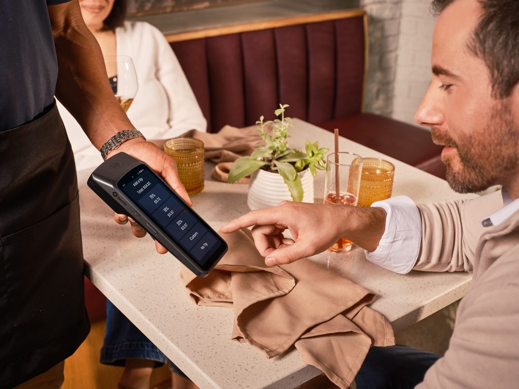 Płatność za rachunek w restauracji – napiwki i opłaty za obsługę